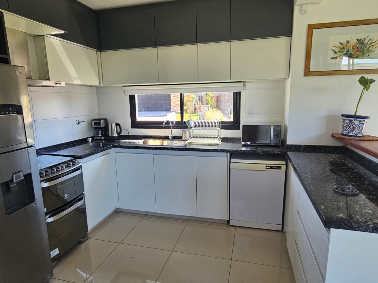 Casa moderna en Barrio Privado Lar de Vieytes II - Maipu