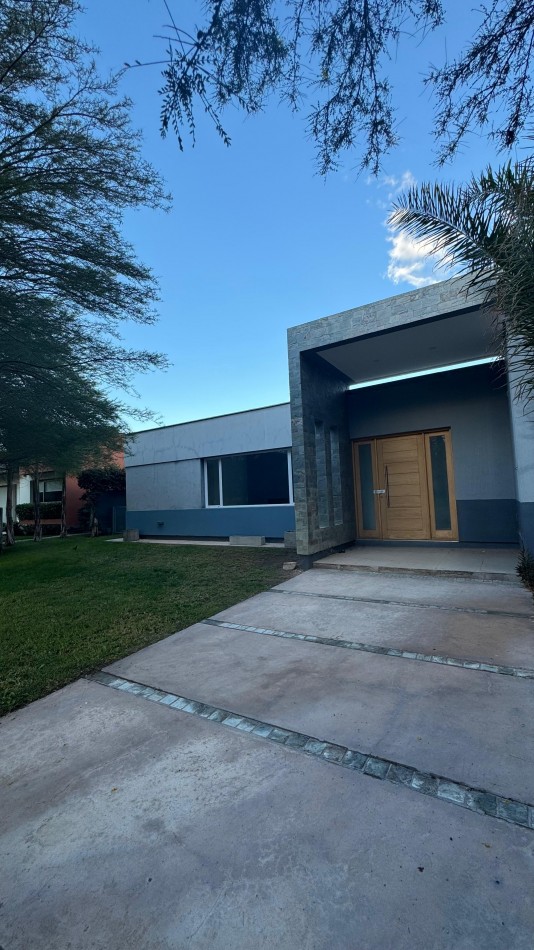 GREENWOOD INMOBILIARIA ALQUILA CASA EN BARRIO PRIVADO LOS TEROS