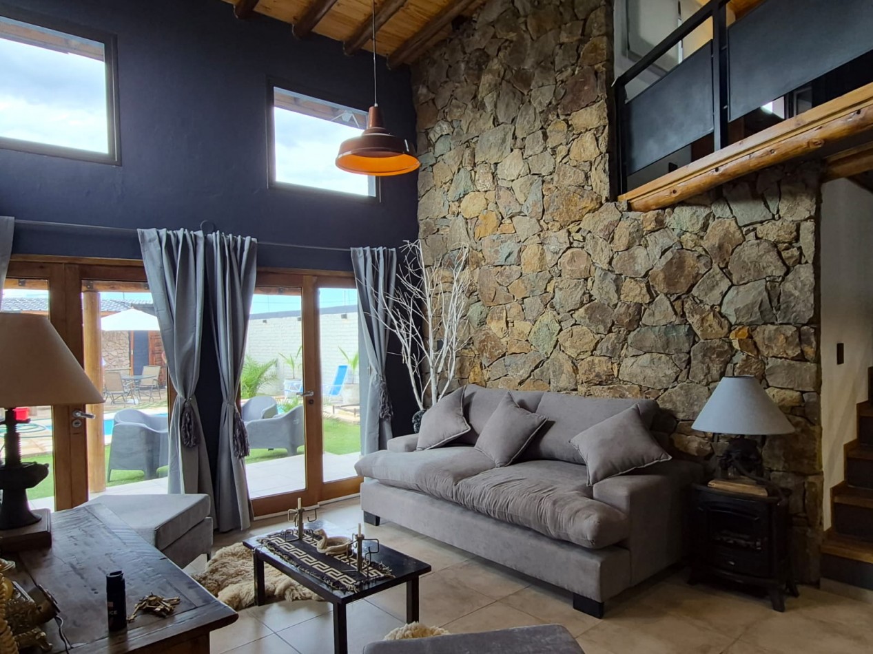 GREENWOOD VENDE CASA MODERNA Y LUMINOSA EN UGARTECHE