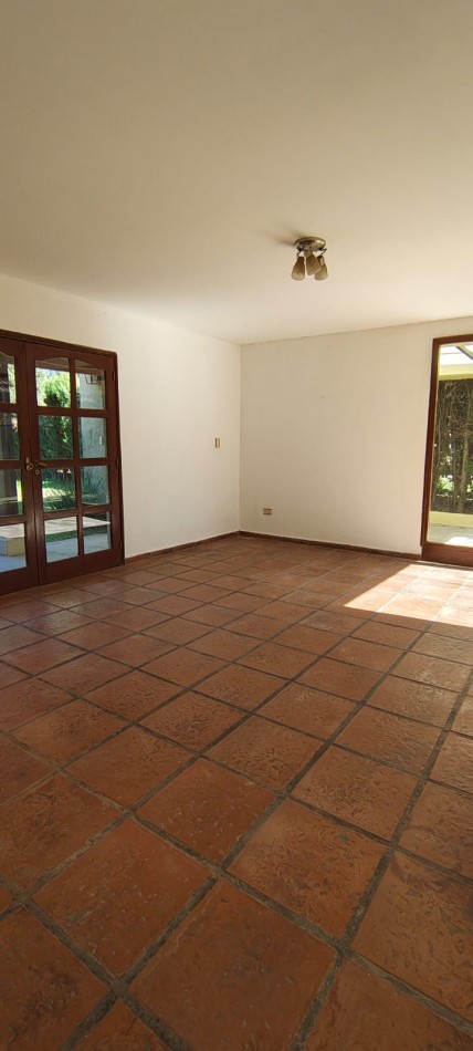 GREENWOOD INVERSIONES INMOBILIARIAS/ALQUILA EXCLUSIVA CASA EN BARRIO  LAS CANDELAS 