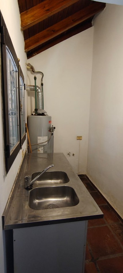 GREENWOOD INVERSIONES INMOBILIARIAS/ALQUILA EXCLUSIVA CASA EN BARRIO  LAS CANDELAS 