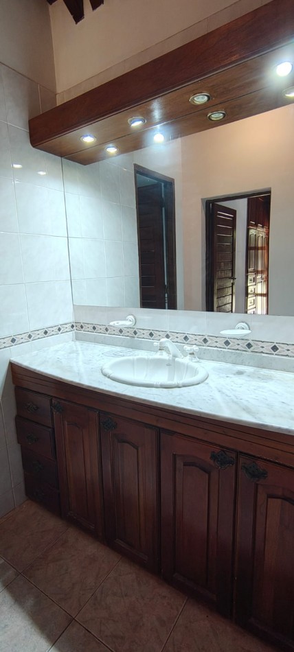 GREENWOOD INVERSIONES INMOBILIARIAS/ALQUILA EXCLUSIVA CASA EN BARRIO  LAS CANDELAS 