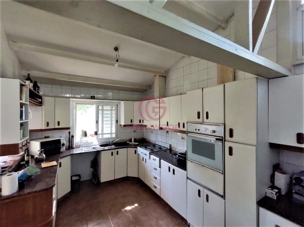 GREENWOOD VENDE GRAN PROPIEDAD EN CHACRAS DE CORIA, CASA, DEPENDENCIA DE SERVICIO, PARQUE Y PISCINA