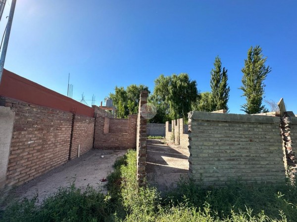 GREENWOOD VENDE TERRENO CON OBRA GRUESA EN BARRIO PRIVADO ROSA MOSQUETA EN GUAYMALLEN