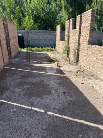 GREENWOOD VENDE TERRENO CON OBRA GRUESA EN BARRIO PRIVADO ROSA MOSQUETA EN GUAYMALLEN